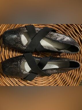 Aubrey Lynn Ballet Flats in Black/Gray metallic snakeskin  Size 8M